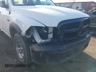 2018 Ram 1500 Express z VIN 1C6RR7FT0JS232912, wystawiony jako IAAI lot #41876834 z przebiegiem 137 642 mil mil oraz . Historia ofert i sprzedaży dostępna na DreamBid. Obrazek 6.