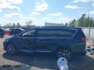 2017 Chrysler Pacifica Limited with VIN 2C4RC1GG5HR812600, listed as a IAAI auction lot 41747528 with 88,810 mi miles. Bid and sale history available at carsss.com. Image 14.