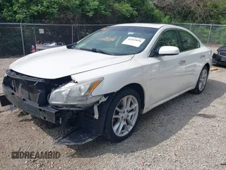 2011 Nissan Maxima SV z VIN 1N4AA5AP8BC828573, wystawiony jako IAAI lot #42163036 z przebiegiem 196 035 mil mil oraz . Historia ofert i sprzedaży dostępna na DreamBid. Obrazek 2.