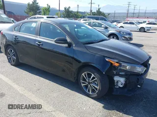 2023 Kia Forte LXS z VIN 3KPF24AD3PE558441, wystawiony jako IAAI lot #42280571 z przebiegiem 39 172 mil mil oraz . Historia ofert i sprzedaży dostępna na DreamBid. Obrazek 1.