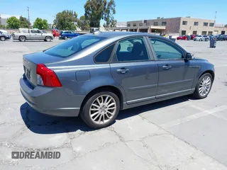 2009 Volvo S40 2.4L с VIN YV1MS390092446497, выставлен на аукционе IAAI как лот 42518359 с пробегом 86 548 миль миль и . История ставок и продаж доступна на DreamBid. Изображение 4.