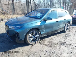 2025 BMW iX xDrive50 z VIN WB523CF09SCS94052, wystawiony jako IAAI lot #41822349 z przebiegiem 1233 mil mil oraz . Historia ofert i sprzedaży dostępna na DreamBid. Obrazek 2.