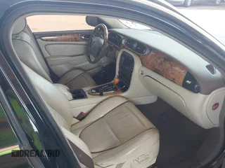 2005 Jaguar XJ Vanden Plas z VIN SAJWA82C05SG47589, wystawiony jako IAAI lot #42409697 z przebiegiem 222 598 mil mil oraz . Historia ofert i sprzedaży dostępna na DreamBid. Obrazek 5.