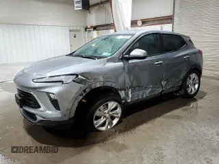 2024 Buick Encore GX Preferred z VIN KL4AMCSL9RB000706, wystawiony jako Copart lot #58763745 z przebiegiem 18 609 mil mil oraz Szkoda całkowita • Salvage title. Historia ofert i sprzedaży dostępna na DreamBid. Obrazek 1.