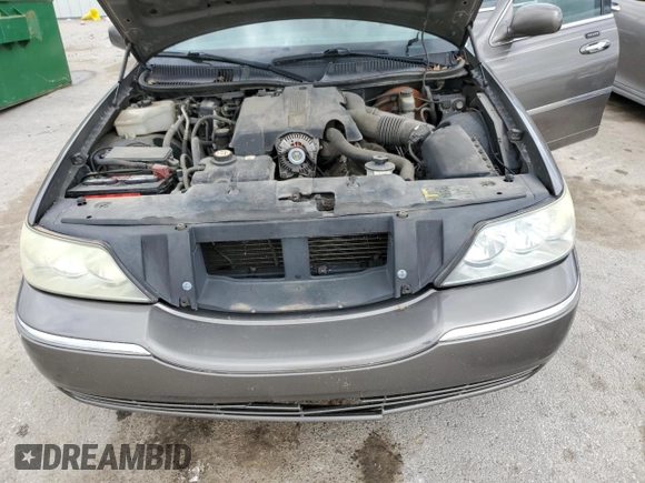 2003 Lincoln Town Car Executive z VIN 1LNHM81W53Y621146, wystawiony jako Copart lot #57822605 z przebiegiem 234 384 mil mil oraz Szkoda całkowita • Salvage title. Historia ofert i sprzedaży dostępna na DreamBid. Obrazek 11.