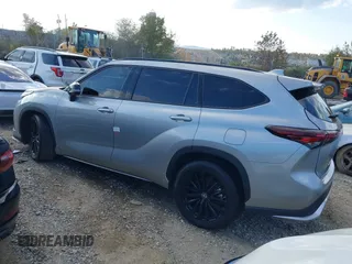 2024 Toyota Highlander LE z VIN 5TDKDRBH3RS531904, wystawiony jako IAAI lot #40509853 z przebiegiem 12 408 mil mil oraz . Historia ofert i sprzedaży dostępna na DreamBid. Obrazek 3.