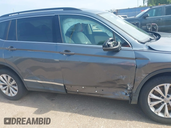 2018 Volkswagen Tiguan SEL z VIN 3VV3B7AX1JM045203, wystawiony jako IAAI lot #42572229 z przebiegiem 104 873 mil mil oraz . Historia ofert i sprzedaży dostępna na DreamBid. Obrazek 6.