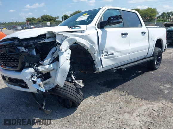 2025 Ram 1500 Big Horn z VIN 1C6RREFG6SN534289, wystawiony jako IAAI lot #41965903 z przebiegiem 11 349 mil mil oraz . Historia ofert i sprzedaży dostępna na DreamBid. Obrazek 6.
