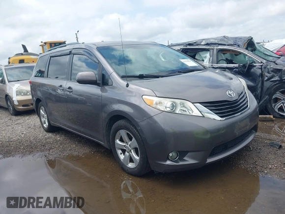 2014 Toyota Sienna LE AAS z VIN 5TDKK3DC8ES516801, wystawiony jako IAAI lot #42378994 z przebiegiem 222 929 mil mil oraz . Historia ofert i sprzedaży dostępna na DreamBid. Obrazek 1.