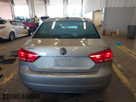 2014 Volkswagen Passat SE z VIN 1VWBN7A36EC064753, wystawiony jako IAAI lot #41221736 z przebiegiem 106 105 mil mil oraz . Historia ofert i sprzedaży dostępna na DreamBid. Obrazek 16.
