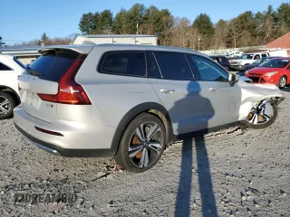2023 Volvo V60 Plus z VIN YV4L12WZ4P2108242, wystawiony jako Copart lot #46248054 z przebiegiem 19 778 mil mil oraz . Historia ofert i sprzedaży dostępna na DreamBid. Obrazek 3.