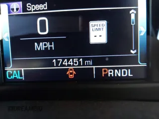2017 Chevrolet Suburban LT z VIN 1GNSKHKC9HR268651, wystawiony jako IAAI lot #42125406 z przebiegiem 174 451 mil mil oraz . Historia ofert i sprzedaży dostępna na DreamBid. Obrazek 15.