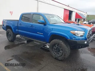 2018 Toyota Tacoma SR5 z VIN 3TMDZ5BN2JM046148, wystawiony jako IAAI lot #41967883 z przebiegiem 86 769 mil mil oraz . Historia ofert i sprzedaży dostępna na DreamBid. Obrazek 1.