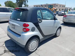 2009 Smart fortwo Pure z VIN WMEEJ31X59K325939, wystawiony jako IAAI lot #42415205 z przebiegiem 89 968 mil mil oraz . Historia ofert i sprzedaży dostępna na DreamBid. Obrazek 4.