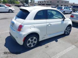 2015 FIAT 500e z VIN 3C3CFFGE4FT689671, wystawiony jako IAAI lot #42750121 z przebiegiem 62 306 mil mil oraz . Historia ofert i sprzedaży dostępna na DreamBid. Obrazek 4.