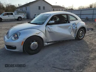 2014 Volkswagen Beetle 1.8T z VIN 3VWJ17AT2EM658424, wystawiony jako Copart lot #48799115 z przebiegiem 71 958 mil mil oraz Szkoda całkowita • Salvage title. Historia ofert i sprzedaży dostępna na DreamBid. Obrazek 1.