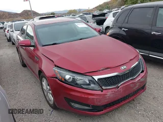 2013 Kia Optima EX z VIN 5XXGN4A74DG110086, wystawiony jako IAAI lot #40963304 z przebiegiem 137 377 mil mil oraz . Historia ofert i sprzedaży dostępna na DreamBid. Obrazek 1.