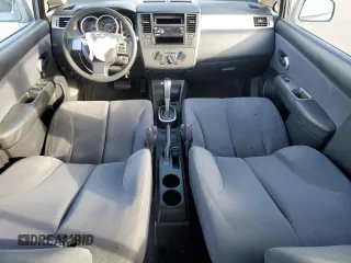 2009 Nissan Versa S z VIN 3N1BC11E49L491482, wystawiony jako Copart lot #46749315 z przebiegiem 97 529 mil mil oraz Szkoda całkowita • Salvage title. Historia ofert i sprzedaży dostępna na DreamBid. Obrazek 8.