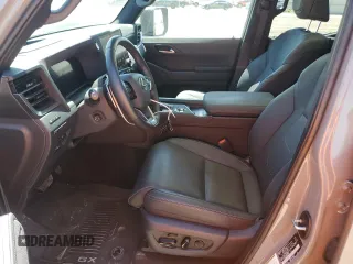 2024 Lexus GX 550 Luxury z VIN JTJVBCDX8R5012211, wystawiony jako Copart lot #56460015 z przebiegiem 14 193 mil mil oraz Szkody całkowita. Historia ofert i sprzedaży dostępna na DreamBid. Obrazek 7.