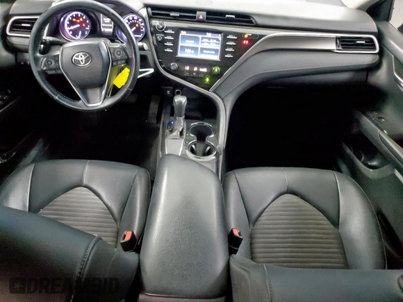 2018 Toyota Camry LE z VIN 4T1B11HK0JU080066, wystawiony jako Copart lot #56673055 z przebiegiem 253 741 mil mil oraz Czysty tytuł • Clean title. Historia ofert i sprzedaży dostępna na DreamBid. Obrazek 8.