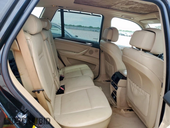2008 BMW X5 3.0si z VIN 5UXFE43588L009967, wystawiony jako Copart lot #57900245 z przebiegiem 137 882 mil mil oraz Czysty tytuł • Clean title. Historia ofert i sprzedaży dostępna na DreamBid. Obrazek 11.