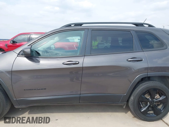 2018 Jeep Cherokee Latitude Tech Connect z VIN 1C4PJLCB1JD553079, wystawiony jako IAAI lot #42068048 z przebiegiem 90 656 mil mil oraz . Historia ofert i sprzedaży dostępna na DreamBid. Obrazek 14.