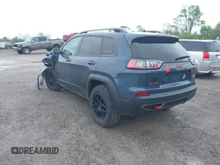 2019 Jeep Cherokee Trailhawk z VIN 1C4PJMBX1KD364100, wystawiony jako IAAI lot #42264518 z przebiegiem 117 020 mil mil oraz . Historia ofert i sprzedaży dostępna na DreamBid. Obrazek 3.