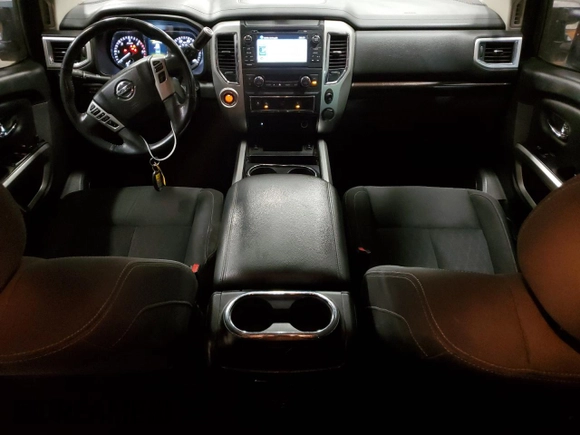 2016 Nissan Titan Platinum Reserve z VIN 1N6BA1F27GN517455, wystawiony jako Copart lot #51257125 z przebiegiem 156 675 mil mil oraz Czysty tytuł • Clean title. Historia ofert i sprzedaży dostępna na DreamBid. Obrazek 8.