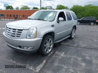 2010 Cadillac Escalade Luxury z VIN 1GYUKBEF9AR257170, wystawiony jako IAAI lot #42345631 z przebiegiem 206 653 mil mil oraz . Historia ofert i sprzedaży dostępna na DreamBid. Obrazek 2.