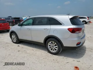 2019 Kia Sorento LX z VIN 5XYPG4A5XKG558737, wystawiony jako Copart lot #56864265 z przebiegiem 99 633 mil mil oraz Czysty tytuł • Clean title. Historia ofert i sprzedaży dostępna na DreamBid. Obrazek 2.
