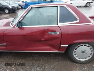 1986 Mercedes-Benz 560 SL z VIN WDBBA48D1GA046931, wystawiony jako IAAI lot #42150091 z przebiegiem 132 030 mil mil oraz . Historia ofert i sprzedaży dostępna na DreamBid. Obrazek 14.