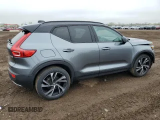 2019 Volvo XC40 R-Design z VIN YV4162UM3K2156744, wystawiony jako Copart lot #55354285 z przebiegiem 39 927 mil mil oraz Szkody całkowita. Historia ofert i sprzedaży dostępna na DreamBid. Obrazek 3.