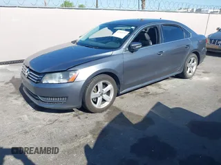 2013 Volkswagen Passat SE z VIN 1VWBP7A34DC075453, wystawiony jako IAAI lot #42315237 z przebiegiem 174 479 mil mil oraz . Historia ofert i sprzedaży dostępna na DreamBid. Obrazek 2.