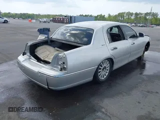 2003 Lincoln Town Car Signature z VIN 1LNHM82W63Y670385, wystawiony jako IAAI lot #41960280 z przebiegiem Nie podano mil oraz . Historia ofert i sprzedaży dostępna na DreamBid. Obrazek 4.