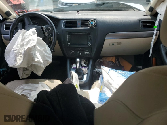 2014 Volkswagen Jetta TDI w/Premium z VIN 3VWLL7AJ6EM421646, wystawiony jako Copart lot #59305895 z przebiegiem Nie podano mil oraz Szkoda całkowita • Salvage title. Historia ofert i sprzedaży dostępna na DreamBid. Obrazek 8.