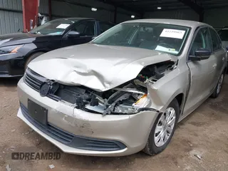 2014 Volkswagen Jetta S z VIN 3VW2K7AJ0EM231386, wystawiony jako IAAI lot #42229963 z przebiegiem 105 432 mil mil oraz . Historia ofert i sprzedaży dostępna na DreamBid. Obrazek 6.
