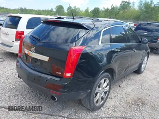 2013 Cadillac SRX Performance Collection z VIN 3GYFNDE35DS555248, wystawiony jako IAAI lot #42001494 z przebiegiem 268 410 mil mil oraz . Historia ofert i sprzedaży dostępna na DreamBid. Obrazek 4.