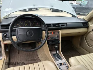 1989 Mercedes-Benz 300 E z VIN WDBEA30D2KB022367, wystawiony jako Copart lot #60087495 z przebiegiem 76 930 mil mil oraz Szkoda całkowita • Salvage title. Historia ofert i sprzedaży dostępna na DreamBid. Obrazek 9.