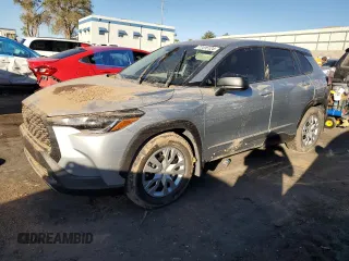 2023 Toyota Corolla Cross L z VIN 7MUAAAAG0PV060120, wystawiony jako Copart lot #77415124 z przebiegiem Nie podano mil oraz Nie do naprawy • Non repairable. Historia ofert i sprzedaży dostępna na DreamBid. Obrazek 1.