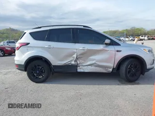 2018 Ford Escape SE z VIN 1FMCU9GD6JUC91365, wystawiony jako IAAI lot #39152113 z przebiegiem 129 283 mil mil oraz . Historia ofert i sprzedaży dostępna na DreamBid. Obrazek 13.