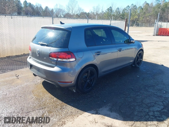 2013 Volkswagen Golf TDI z VIN WVWDM7AJ0DW137139, wystawiony jako IAAI lot #41390911 z przebiegiem 88 693 mil mil oraz . Historia ofert i sprzedaży dostępna na DreamBid. Obrazek 4.