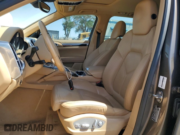 2014 Porsche Cayenne z VIN WP1AA2A28ELA91097, wystawiony jako Copart lot #57812585 z przebiegiem 115 596 mil mil oraz Szkoda całkowita • Salvage title. Historia ofert i sprzedaży dostępna na DreamBid. Obrazek 7.