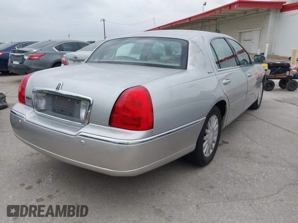 2003 Lincoln Town Car Signature z VIN 1LNHM82W13Y640985, wystawiony jako IAAI lot #42294241 z przebiegiem 230 556 mil mil oraz . Historia ofert i sprzedaży dostępna na DreamBid. Obrazek 4.
