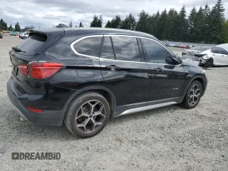 2017 BMW X1 xDrive28i z VIN WBXHT3Z37H4A54088, wystawiony jako Copart lot #56209195 z przebiegiem 135 026 mil mil oraz Tytuł czysty. Historia ofert i sprzedaży dostępna na DreamBid. Obrazek 3.