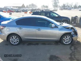 2013 Mazda 3 i Grand Touring z VIN JM1BL1WP0D1736124, wystawiony jako IAAI lot #42271018 z przebiegiem 124 478 mil mil oraz . Historia ofert i sprzedaży dostępna na DreamBid. Obrazek 13.
