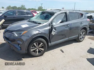 2018 Toyota RAV4 XLE z VIN 2T3WFREV8JW499399, wystawiony jako IAAI lot #42038421 z przebiegiem 77 411 mil mil oraz . Historia ofert i sprzedaży dostępna na DreamBid. Obrazek 2.