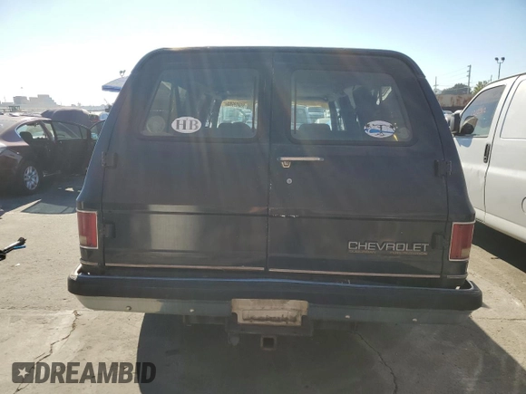 1991 Chevrolet Suburban z VIN 1GNGR26N2MF124400, wystawiony jako Copart lot #85809994 z przebiegiem 160 922 mil mil oraz Czysty tytuł • Clean title. Historia ofert i sprzedaży dostępna na DreamBid. Obrazek 6.