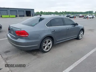 2013 Volkswagen Passat SEL Premium z VIN 1VWCN7A39DC058142, wystawiony jako IAAI lot #42369150 z przebiegiem 127 302 mil mil oraz . Historia ofert i sprzedaży dostępna na DreamBid. Obrazek 4.