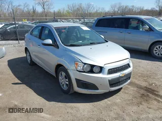 2014 Chevrolet Sonic LT z VIN 1G1JC5SH0E4152784, wystawiony jako IAAI lot #42026478 z przebiegiem 181 006 mil mil oraz . Historia ofert i sprzedaży dostępna na DreamBid. Obrazek 1.