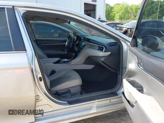 2018 Toyota Camry LE z VIN JTNB11HK7J3045966, wystawiony jako IAAI lot #42069246 z przebiegiem 138 960 mil mil oraz . Historia ofert i sprzedaży dostępna na DreamBid. Obrazek 5.